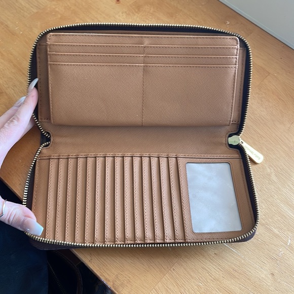 Michael Kors wallet - Picture 2 of 3